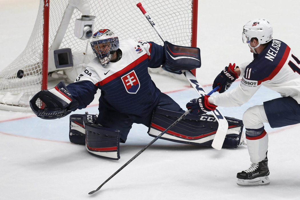 Brock Nelson v šanci nepřekonal slovenského brankáře Juliuse Hudáčka