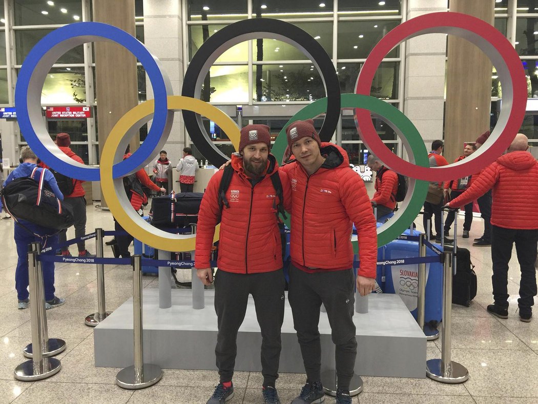 Slovenští hokejisté Marek Hovorka (vlevo) a Ladislav Nagy v dějišti Zimních olympijských her 2018