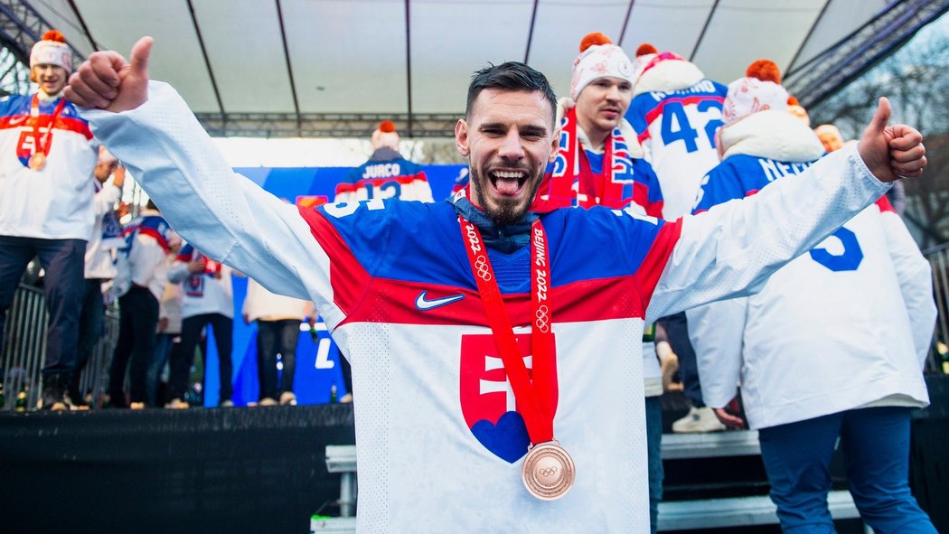 Slovenský útočník Peter Zuzin během oslav zisku historického bronzu na olympiádě