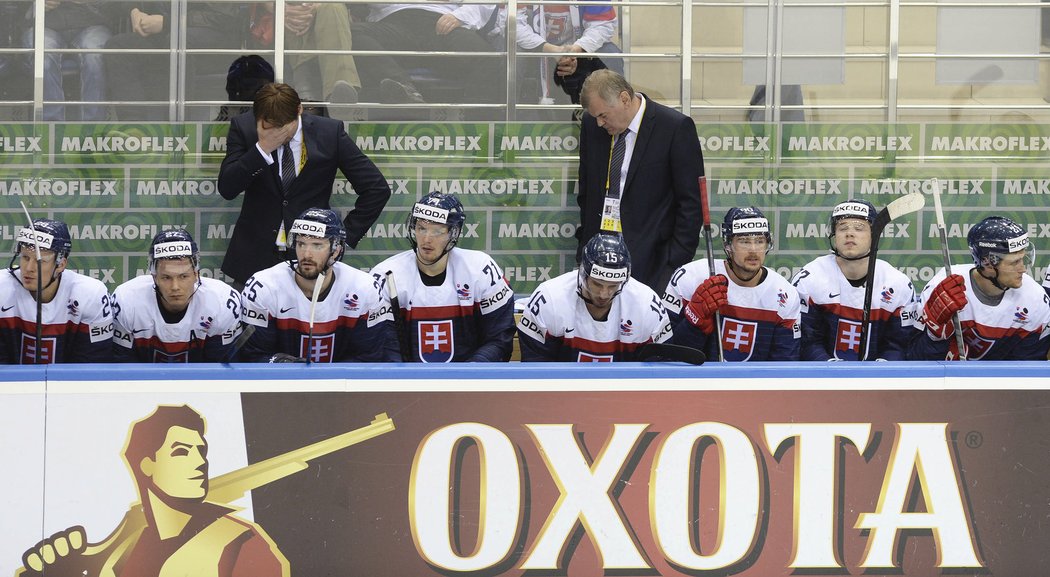 Slovenská střídačka smutní poté, co hokejisté Francie otočili stav utkání
