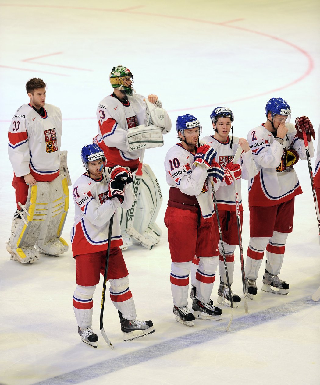 Čeští hokejisté smutní po porážce 2:5 od Švýcarska