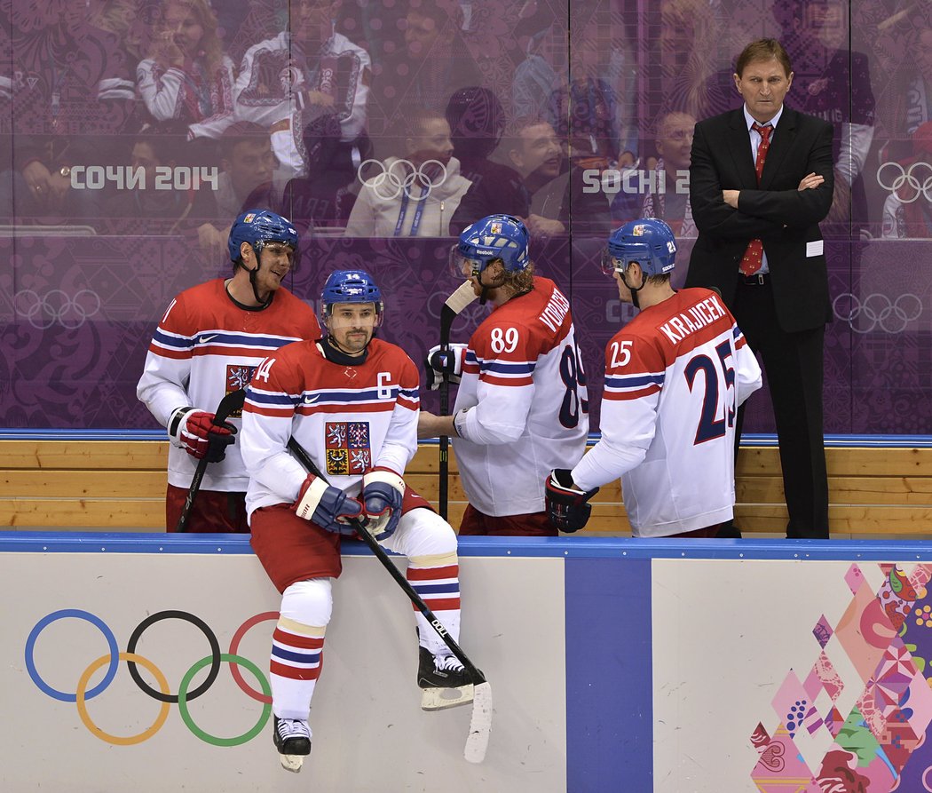 Alois Hadamczik na lavičce české hokejové reprezentace v duelu se Švédskem na olympiádě v Soči. Pod ním zleva Martin Erat, kapitán Tomáš Plekanec, Jakub Voráček a Lukáš Krajíček.