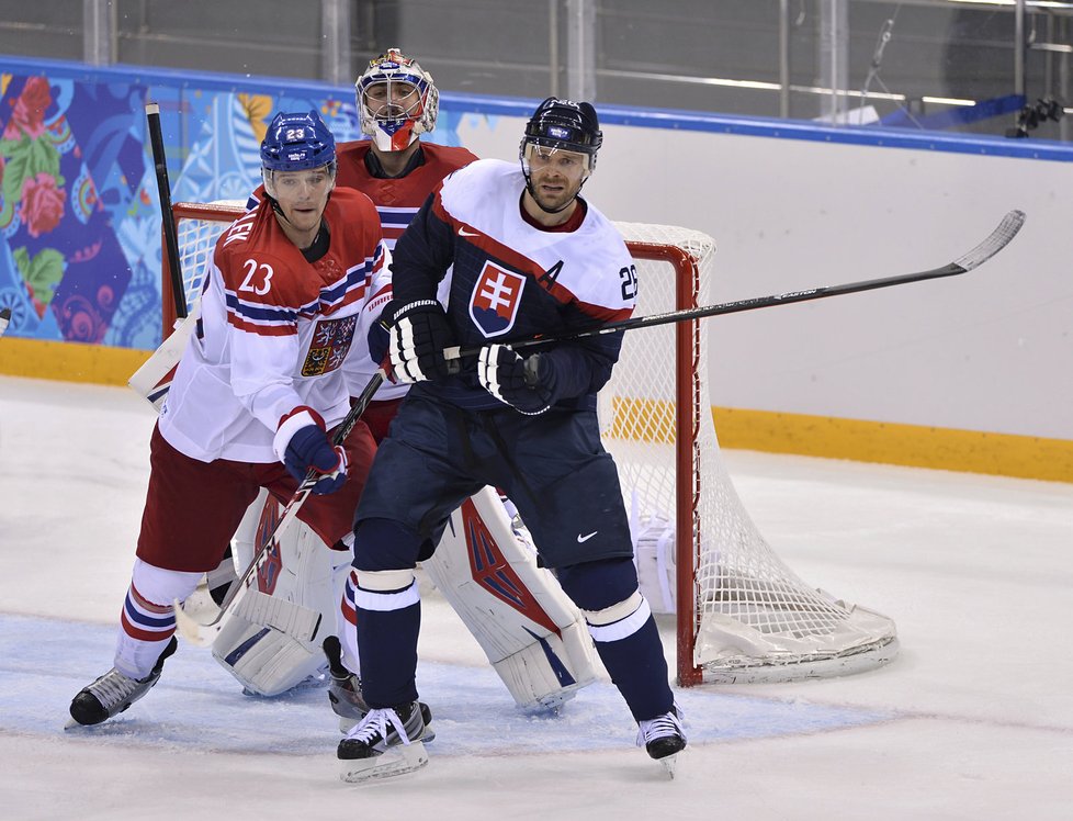 Slovák Michal Handzuš v souboji se Zbyňkem Michálkem před brankou Ondřeje Pavelce v osmifinále olympijských her v Soči