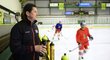 Nový tiskový mluvčí hokejové reprezentace Martin Procházka sleduje trénink ve Velkých Popovicích