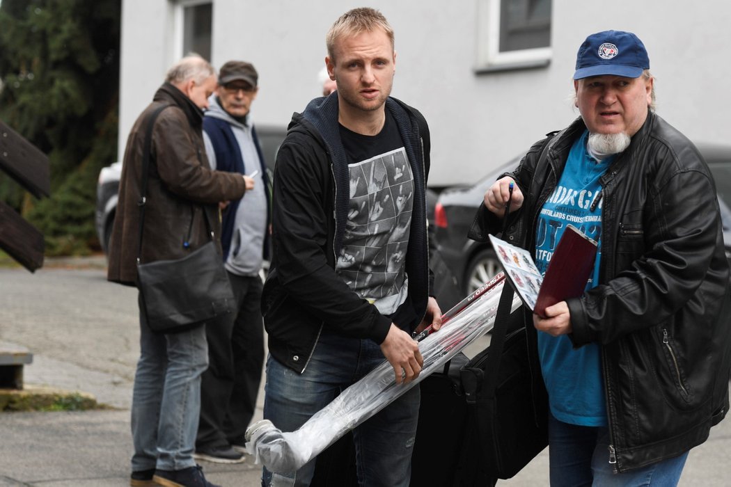 Obránce Jakub Jeřábek přichází na sraz hokejové reprezentace