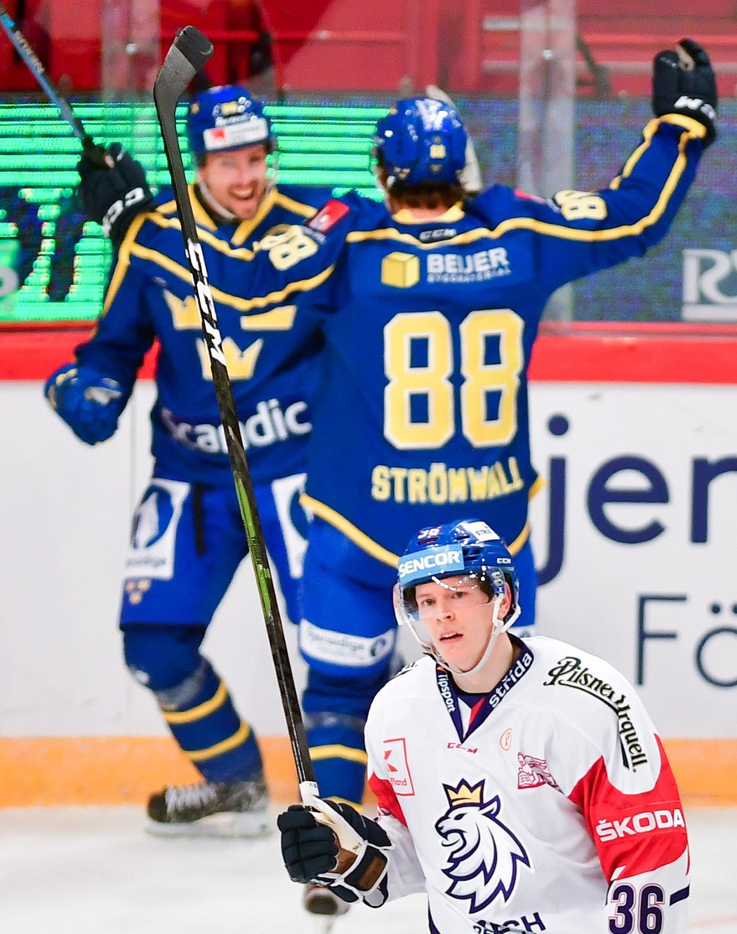 Český bek Jakub Krejčík smutní po inkasované brance před radujícími se Švédy