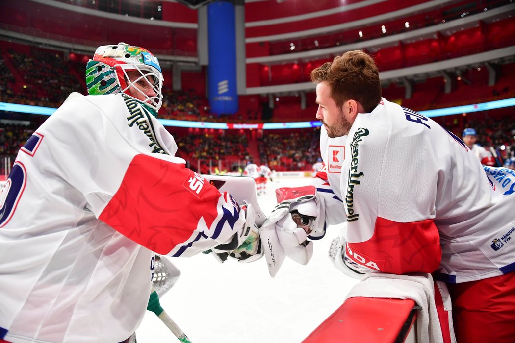 Brankář Dominik Furch (vpravo) přeje hodně štěstí svému reprezentačnímu parťákovi Romanu Willovi