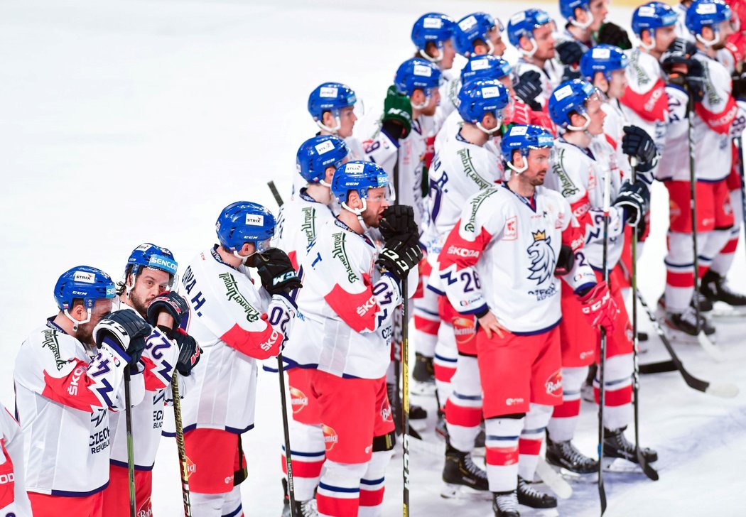 Čeští hokejisté smutní po smolné porážce 1:2 se Švédy na úvod Beijer Hockey Games