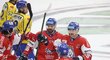 Čeští hokejisté se radují z gólu útočníka Radana Lence (vpravo)