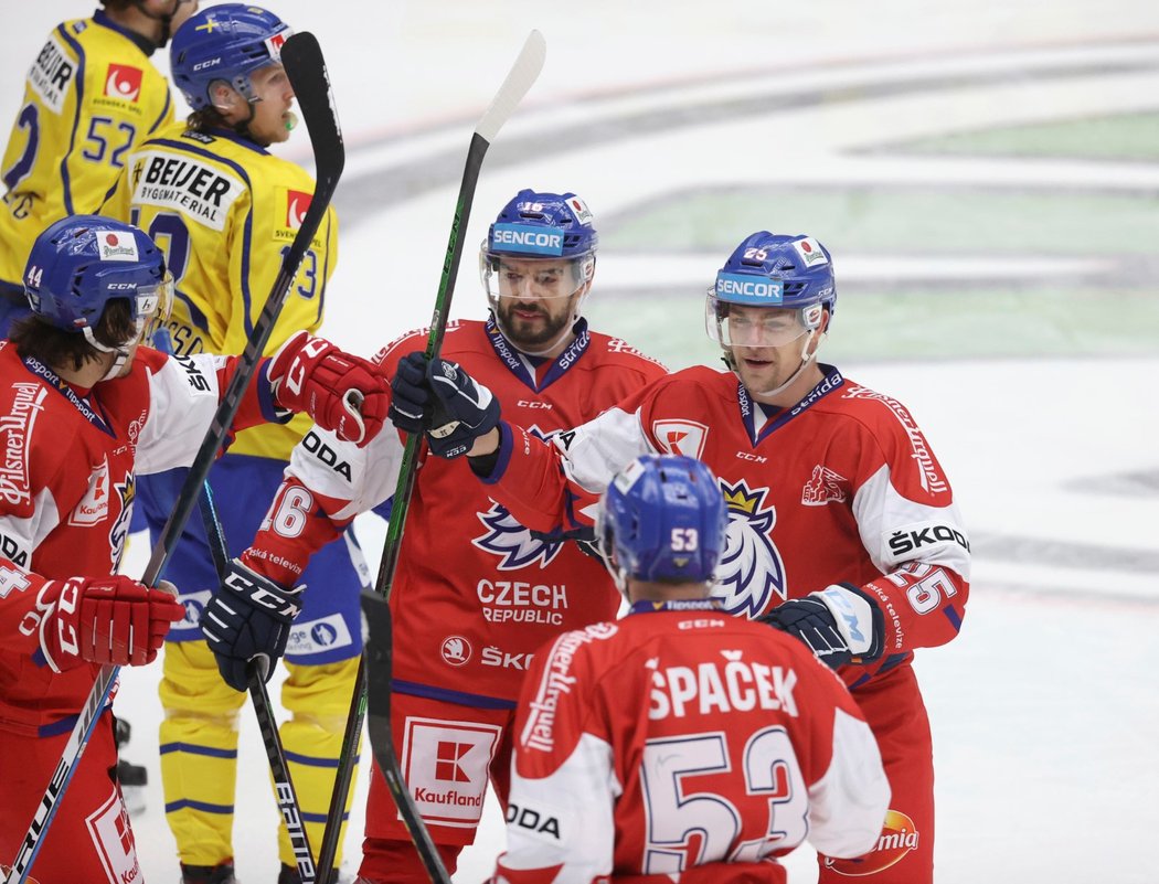 Čeští hokejisté se radují z gólu útočníka Radana Lence (vpravo)