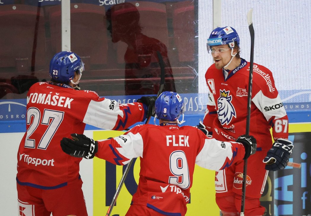 Čeští hokejisté se radují z gólu útočníka Jiřího Smejkala (vpravo)