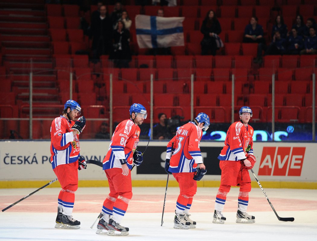 Zleva Michal Barinka, Zdeněk Kutlák, Jan Kolář a Jakub Krejčík po debaklu 0:7 od Finů