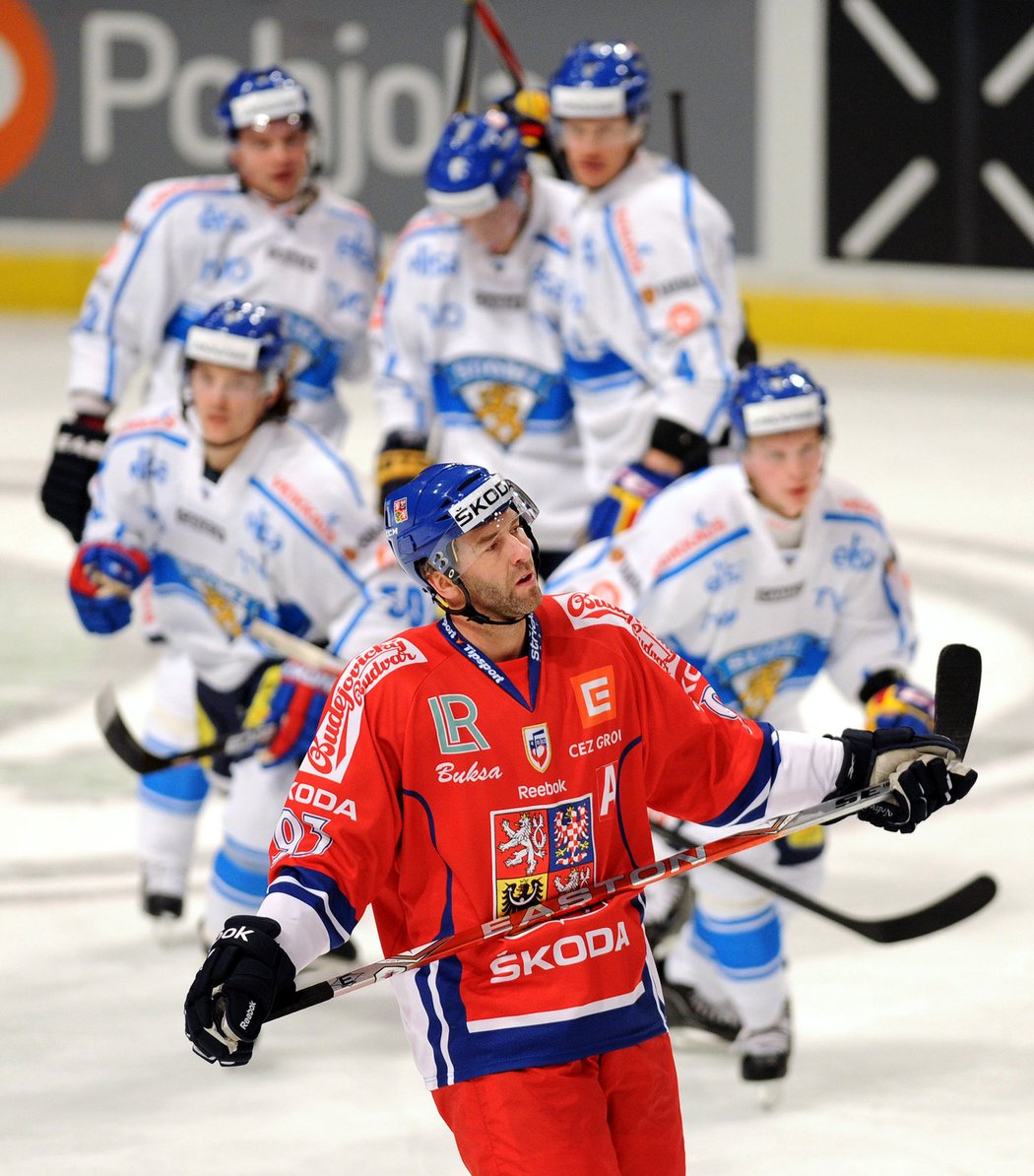 Za Petrem Nedvědem se radují finští hokejisté z gólu na 3:0