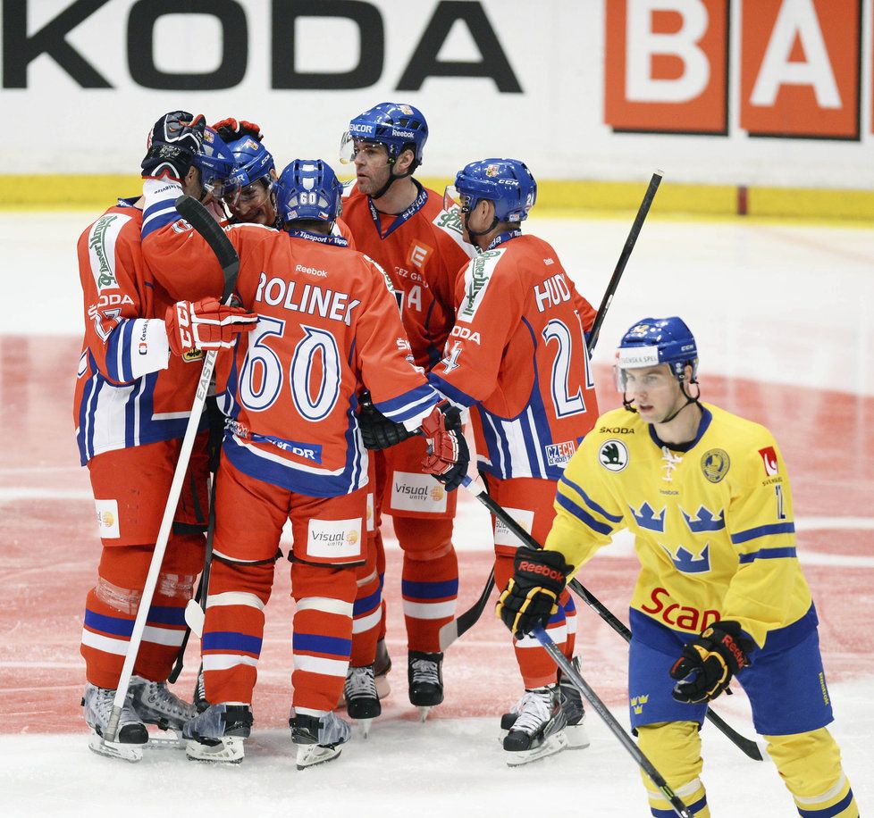 Čeští hokejisté i s hvězdným Jaromírem Jágrem v sestavě vstoupili vítězně do Oddset Hockey Games ve Stockholmu, když zdolali domácí Švédsko 3:2. O tříbodovém zisku a posunu na druhé místo průběžné tabulky Euro Hockey Tour rozhodl ve 47. minutě Jakub Petružálek.