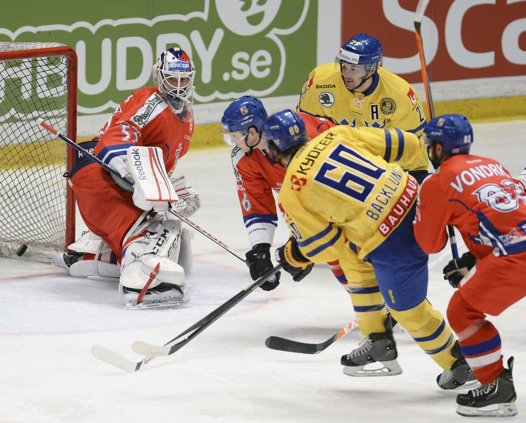 Mikael Backlund právě překonal Alexandra Saláka a srovnal stav na 1:1