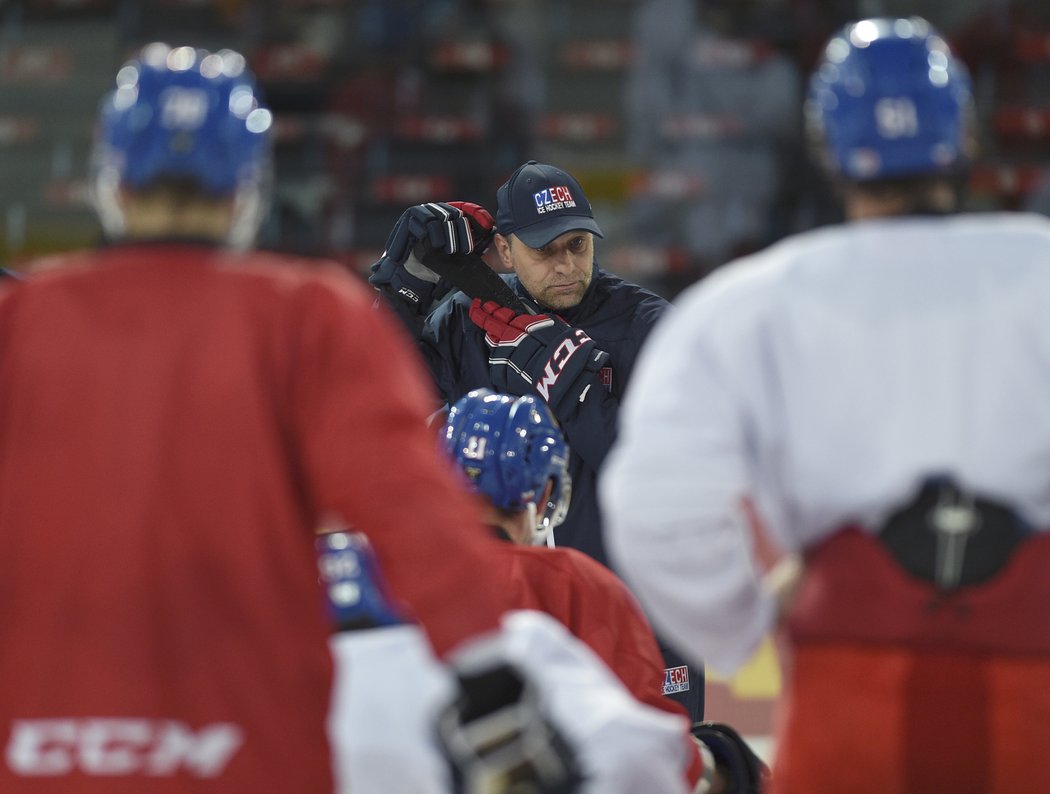 Kouč české hokejové reprezentace Josef Jandač na tréninku před Švédskými hrami