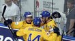 Švédští hokejisté se radují z úvodní branky do sítě české reprezentace