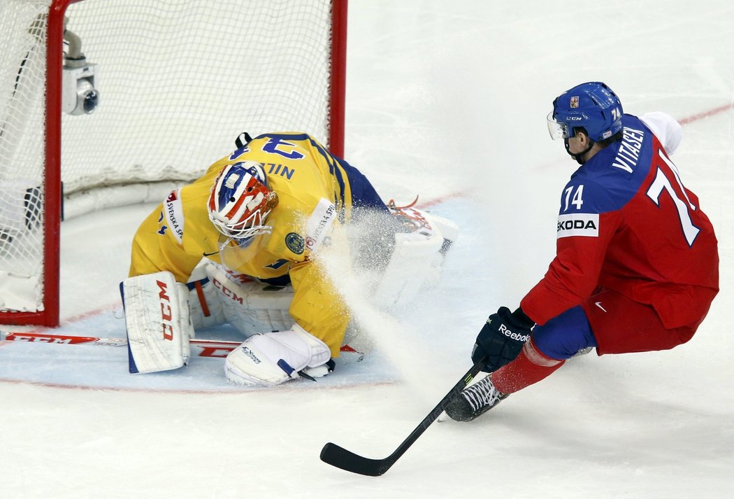 Vitásek se snaží prostřelit švédského brankáře Nilssona