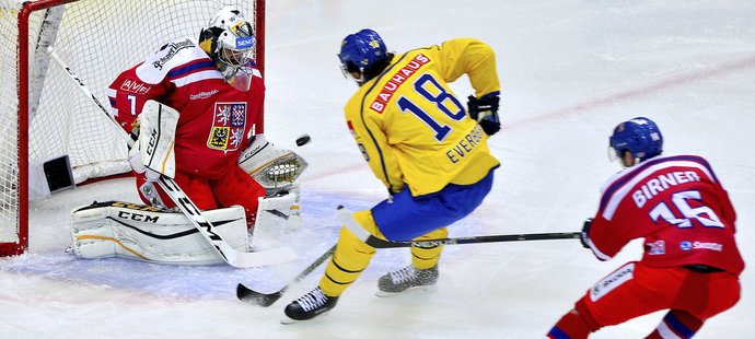 Dennis Everberg tečuje a Švédsko vede 1:0