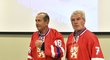Dvě české hokejové legendy Josef Augusta (vlevo) a František Pospíšil v dresech připomínajících Kanadský pohár 1976