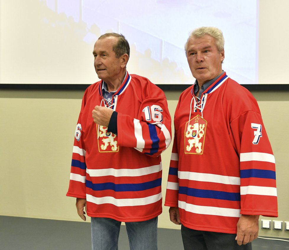 Dvě české hokejové legendy Josef Augusta (vlevo) a František Pospíšil v dresech připomínajících Kanadský pohár 1976