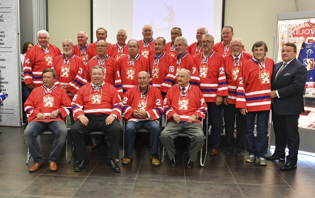 Bývalí českoslovenští hokejoví reprezentanti, kteří v roce 1976 postoupili do finále Kanadského poháru, stali se mistry světa a získali stříbrné medaile na olympijských hrách, se sešli v Praze