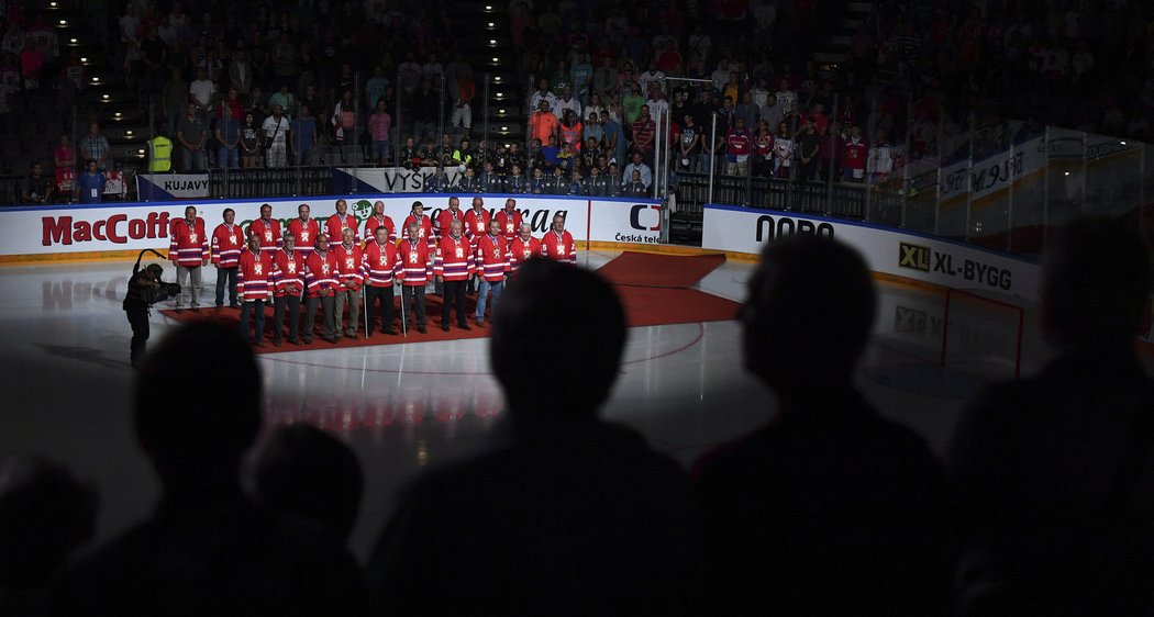 Poděkování československým hokejovým legendám před duelem Česko - Rusko v přípravě na Světový pohár