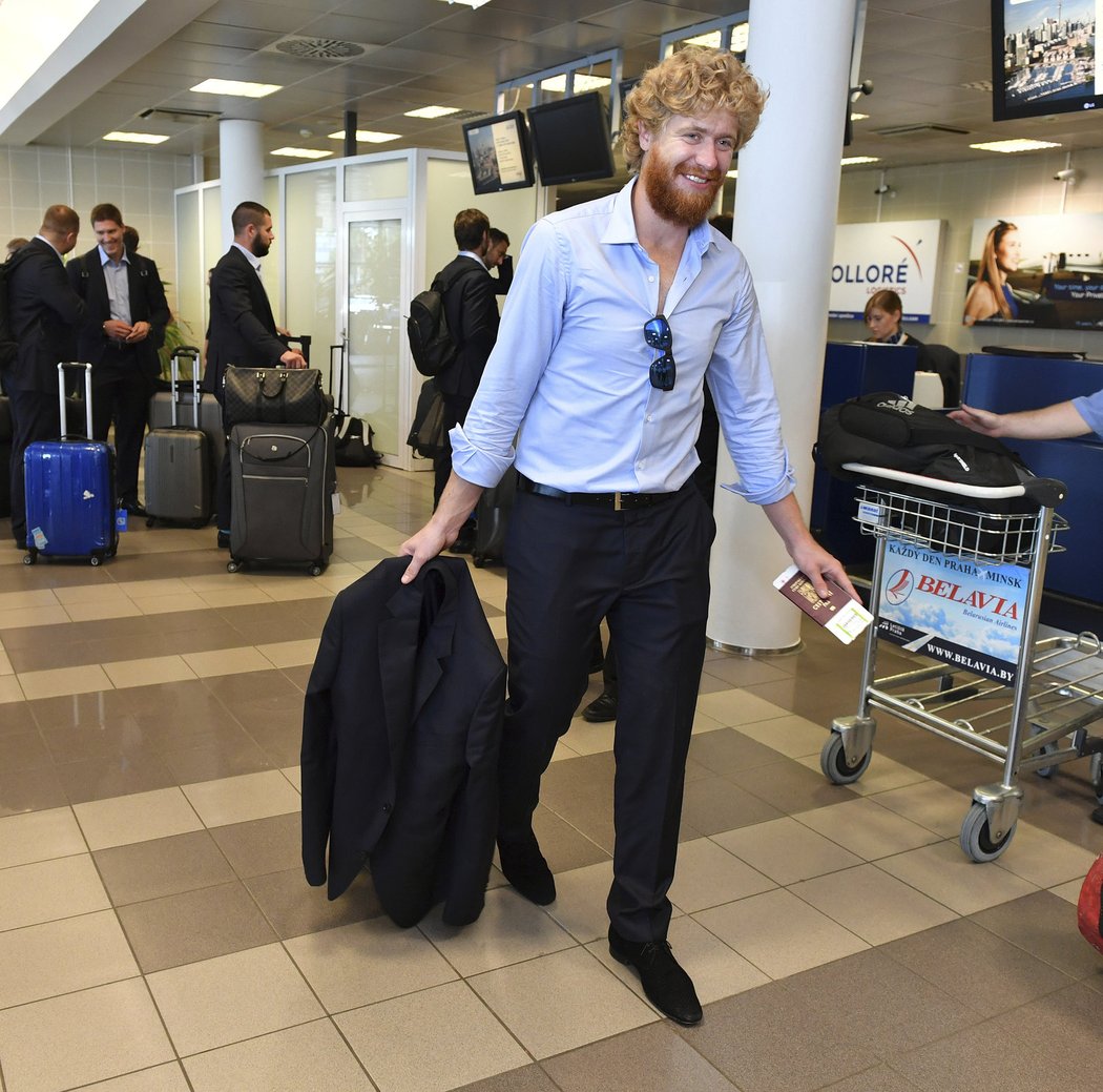 Usmívající se Jakub Voráček před odletem českých hokejistů na Světový pohár