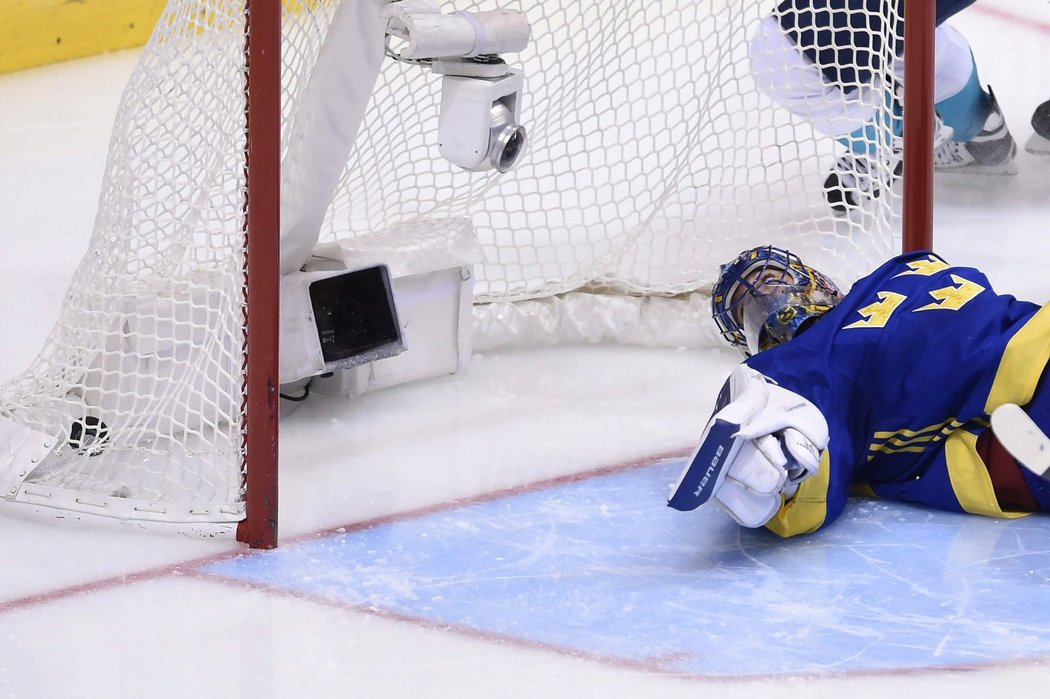 Henrik Lundqvist pozoruje ve své síti puk vystřelený z hole Tomáše Tatara