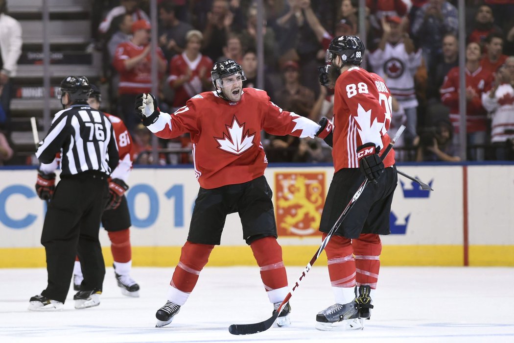 Patrice Bergeron a Brent Burns se radují, oba v první třetině stihli vstřelit gól