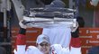 Kapitán Sidney Crosby s vítěznou trofejí