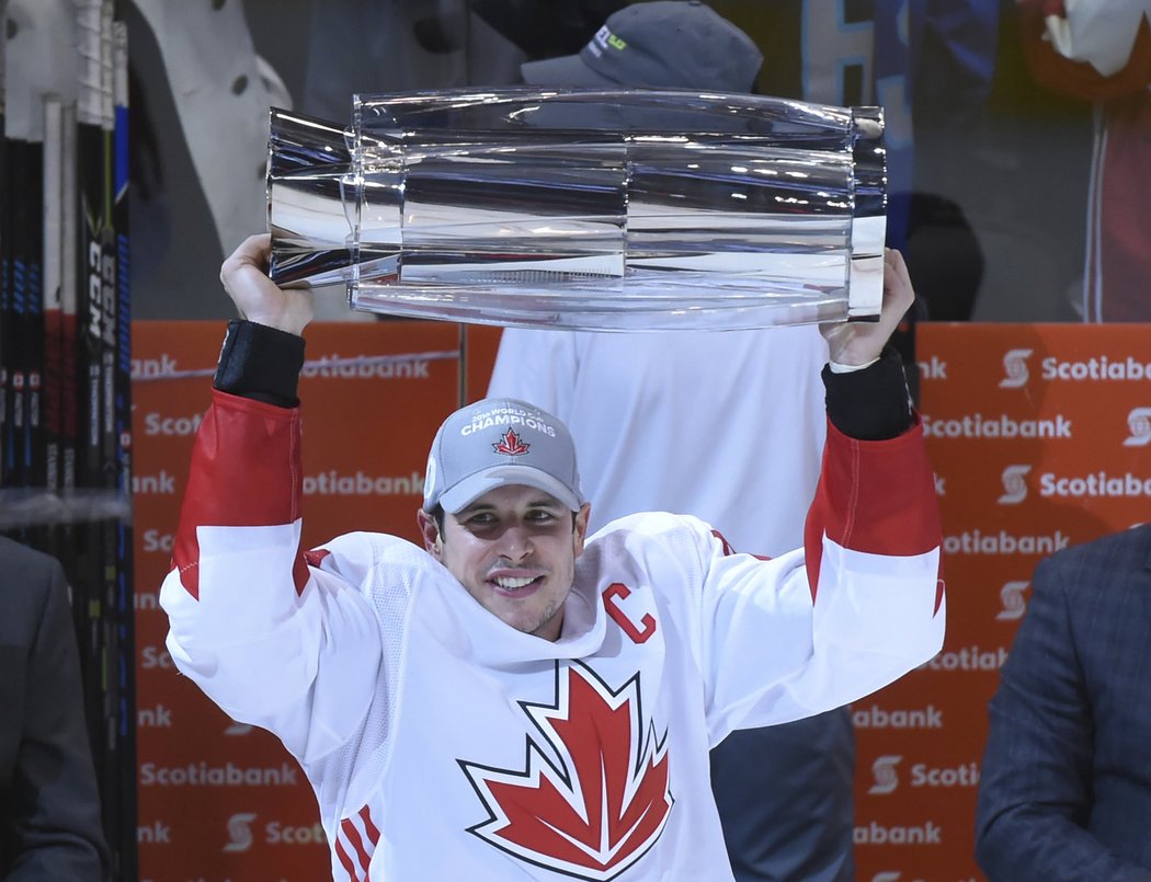 Kapitán Sidney Crosby s vítěznou trofejí