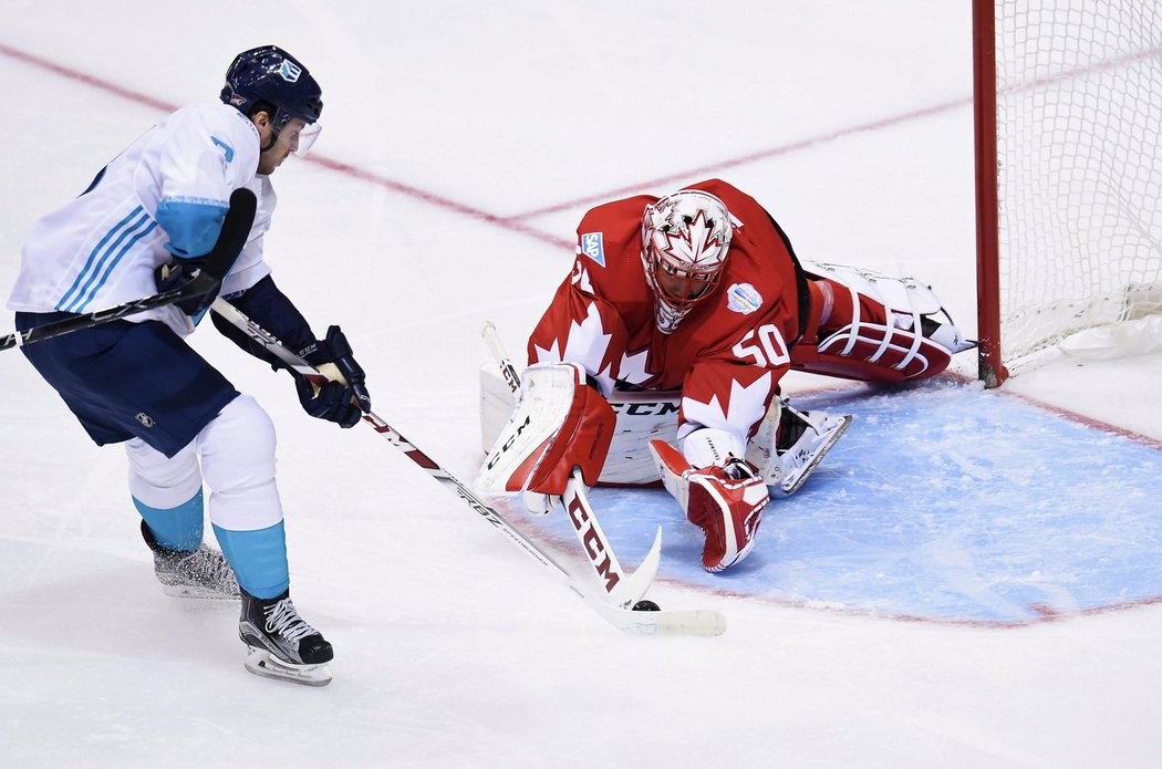 Branku domácího mužstva tentokrát hájil Corey Crawford