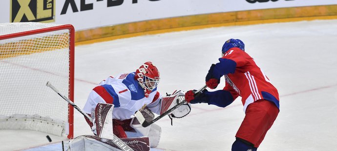 Aleš Hemský v nájezdech překonává ruského brankáře Semjona Varlamova a rozhoduje o české výhře