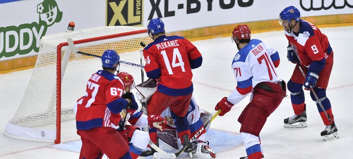 Tomáš Plekanec (uprostřed) střílí v power play vyrovnávací gól v zápase proti Rusku