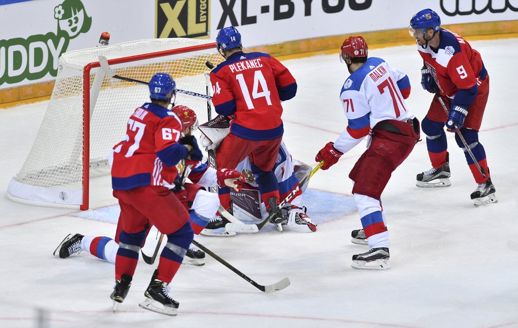 Tomáš Plekanec (uprostřed) střílí v power play vyrovnávací gól v zápase proti Rusku