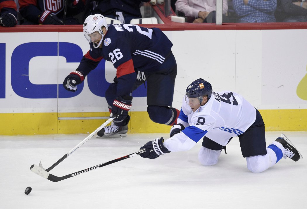 Blake Wheeler a Mikko Koivu v souboji o puk