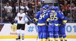Hokejisté Švédska se radují z gólu Nicklase Bäckströma v duelu s Týmem Severní Ameriky do 23 let