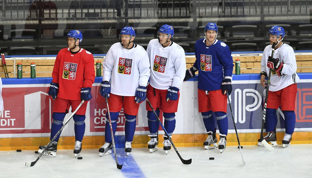 Aleš Hemský, Milan Michálek, Dmitrij Jaškin, Tomáš Kundrátek a Vladimír Sobotka na tréninku české reprezentace před Světovým pohárem