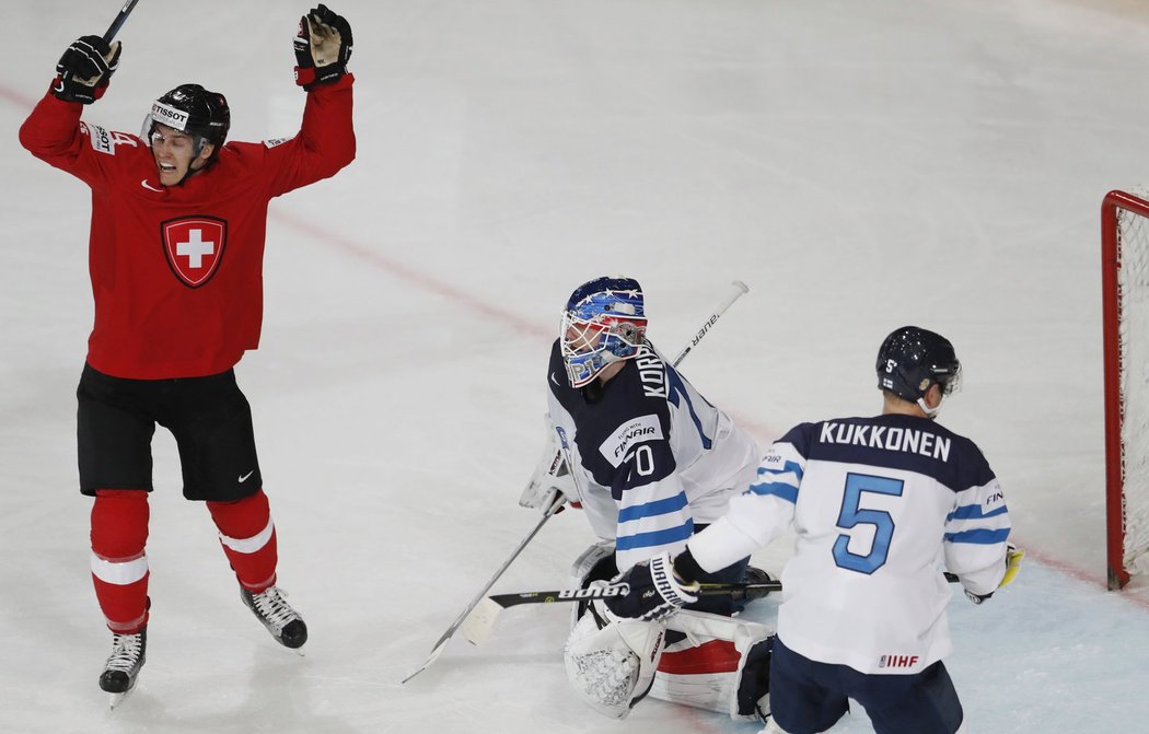 Finský brankář Joonas Korpisalo byl střídán po druhém gólu
