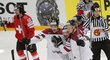 Hokejisté Lotyšska se radují z gólu do švýcarské branky