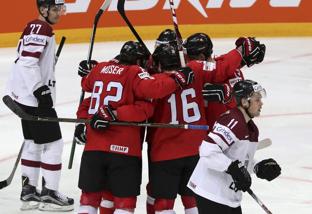 Hokejisté Švýcarska oslavují gól do sítě Lotyšska