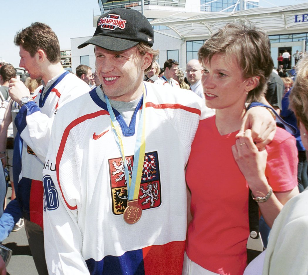Reprezentační útočník Jan Tomajko se zlatou medailí z mistrovství světa 2001