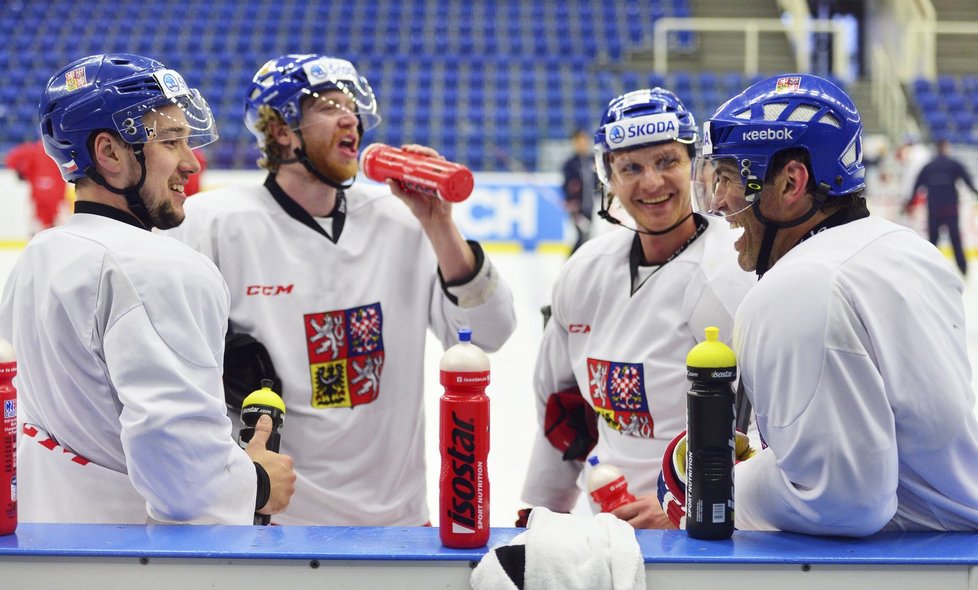 Jan Kovář, Jakub Voráček, Martin Erat a Jaromír Jágr se baví na tréninku české reprezentace v Brně