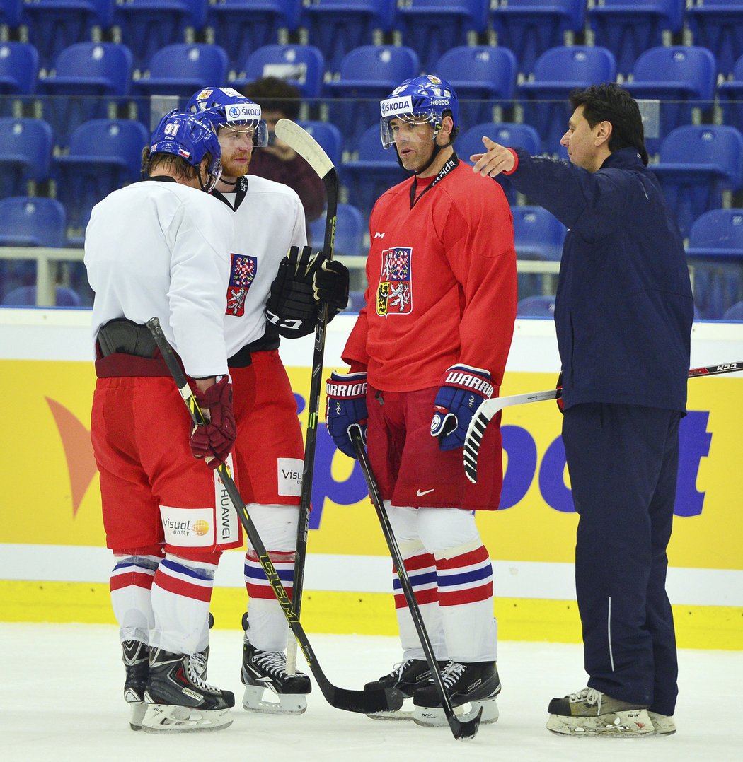 Kouč Vladimír Růžička udílí pokyny trojici Martin Erat, Jakub Voráček a Jaromír Jágr