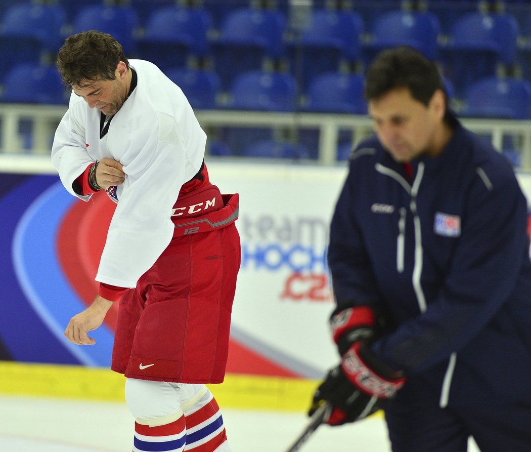 Jaromír Jágr si na tréninku reprezentace převléká dres