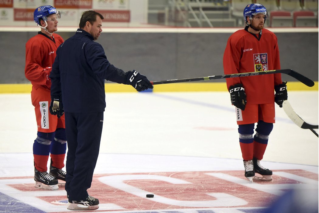 Jaroslav Špaček rozdává úkoly, David Kaše a Pavel Musil pozorně poslouchají