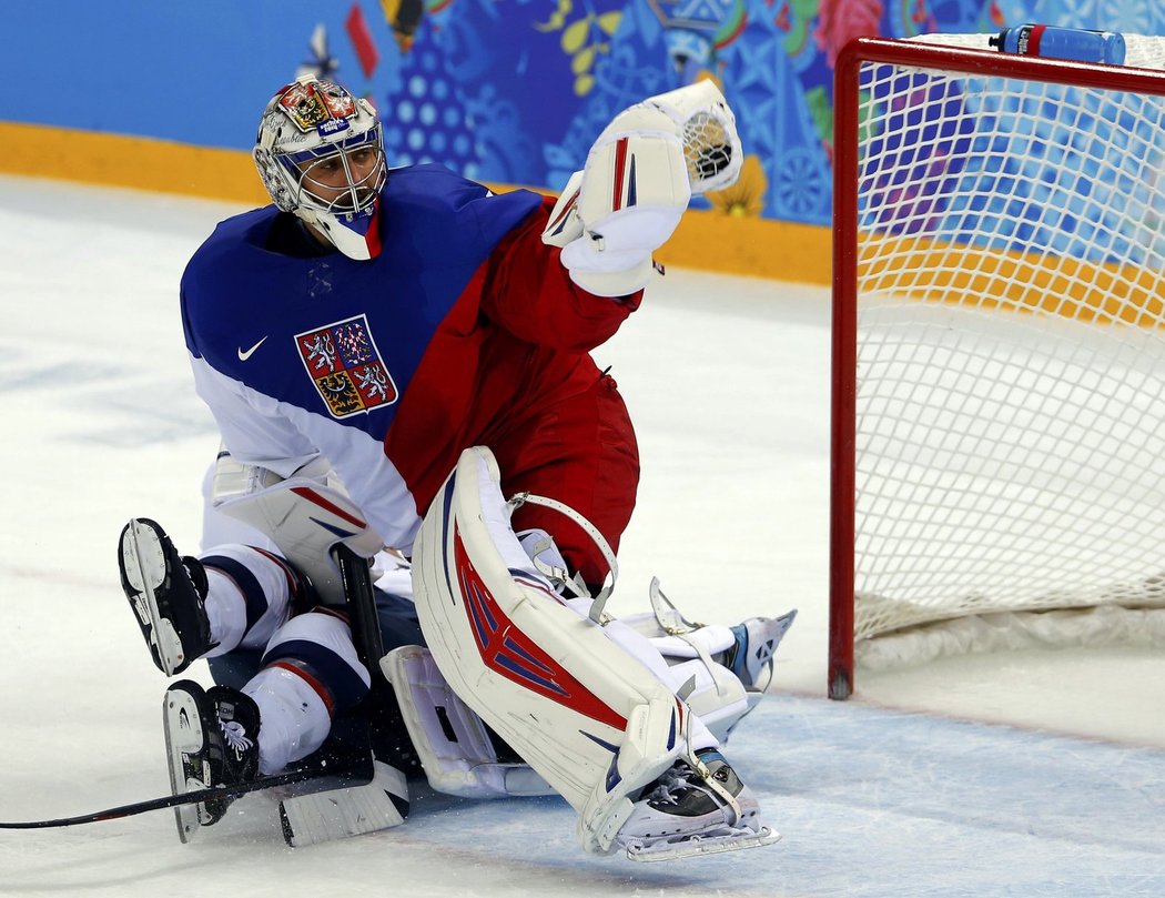 Pavelec chytá jednu ze střel amerických hokejistů