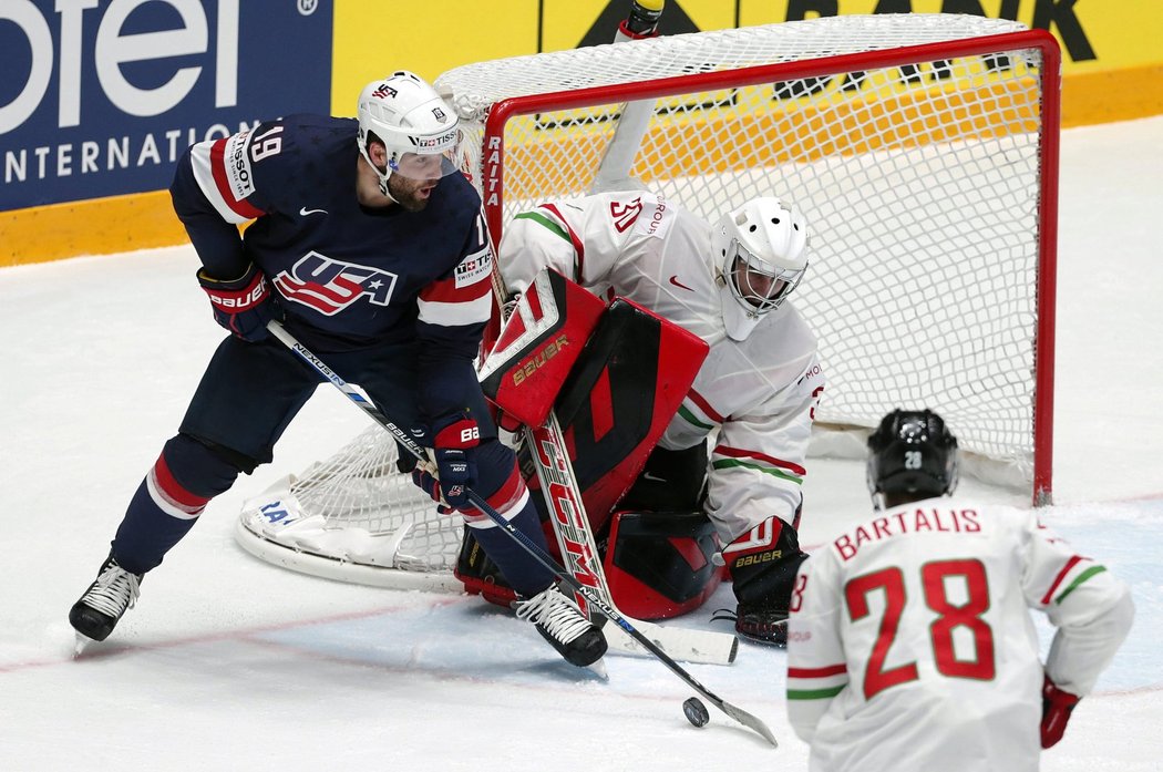 Patrick Maroon se snaží protlačit kotouč do maďarské brány