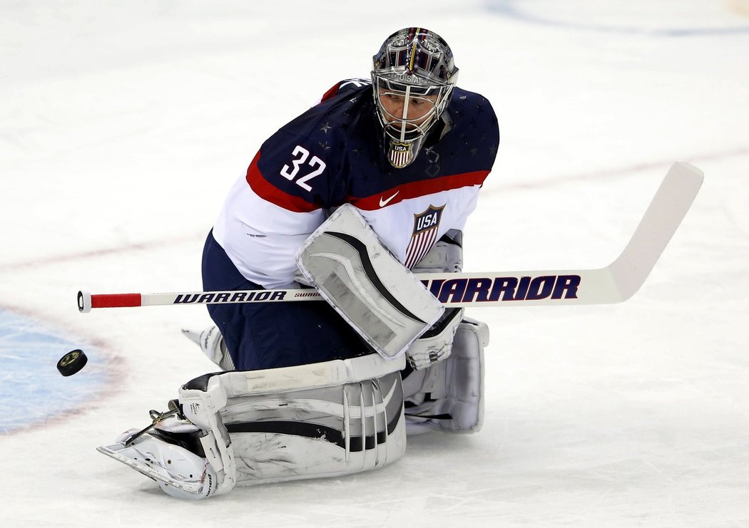 Jonathan Quick vyrazil kotouč do bezpečí